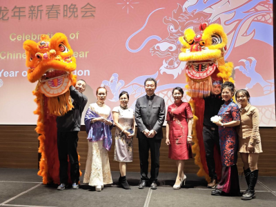Kitajsko veleposlaništvo v Sloveniji in Konfucijev inštitut v Ljubljani sta skupaj organizirala sprejem ob kitajskem lunarnem novem letu in letu zmaja "Toplo pozdravimo pomlad in skupaj praznujmo kitajsko leto".